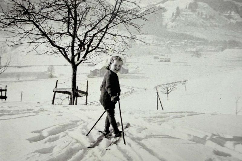 historische Aufnahme eines Kindes auf Skiern am Skilift direkt am Berwangerhof