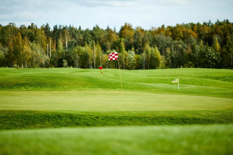 Aufnahme eines Golfplatzes im Sonnenschein