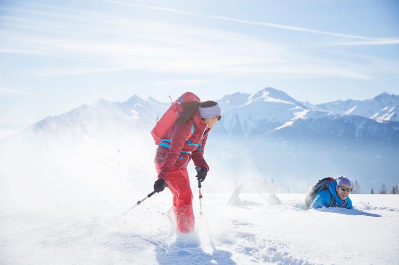 Zwei Schneeschuhwanderer in den sonnigen winterlichen Bergen