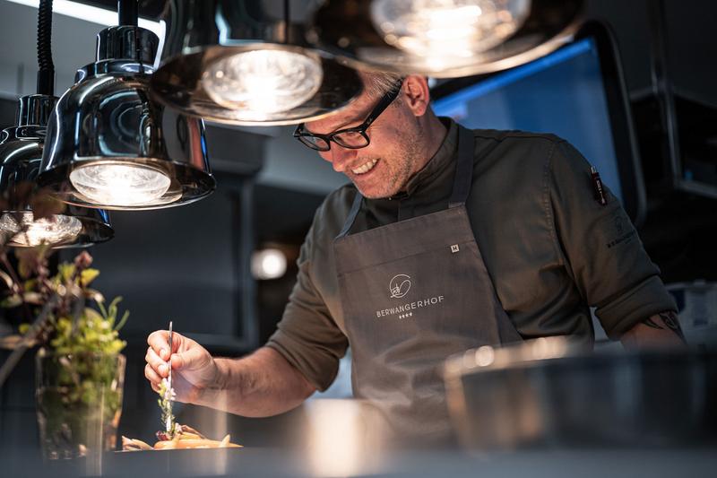 Aufnahme des Küchenchefs bei der Arbeit in der Küche des Berwangerhofs