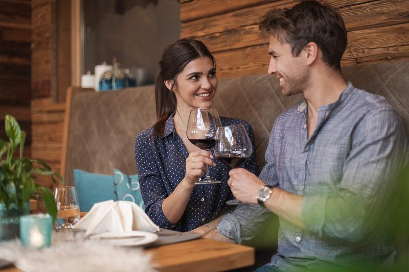 Ein Paar isst an einem gedeckten Tisch im Restaurant des Berwangerhofs