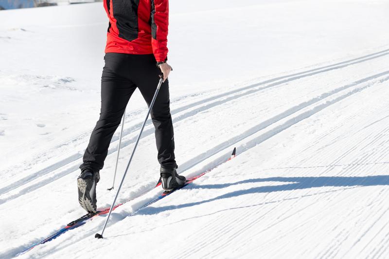 klassischer Langläufer auf sonniger Loipe