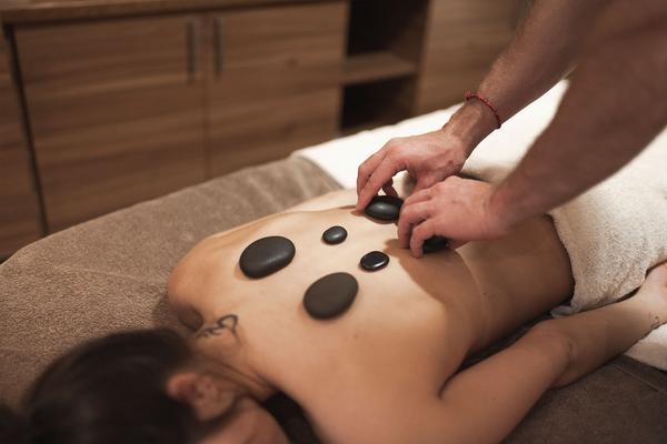 Massage und Anwendung im Alpenspa des Berwangerhofs