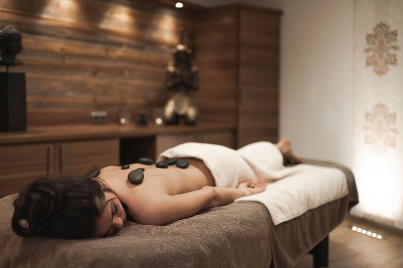 Massage und Anwendung im Alpenspa des Berwangerhofs