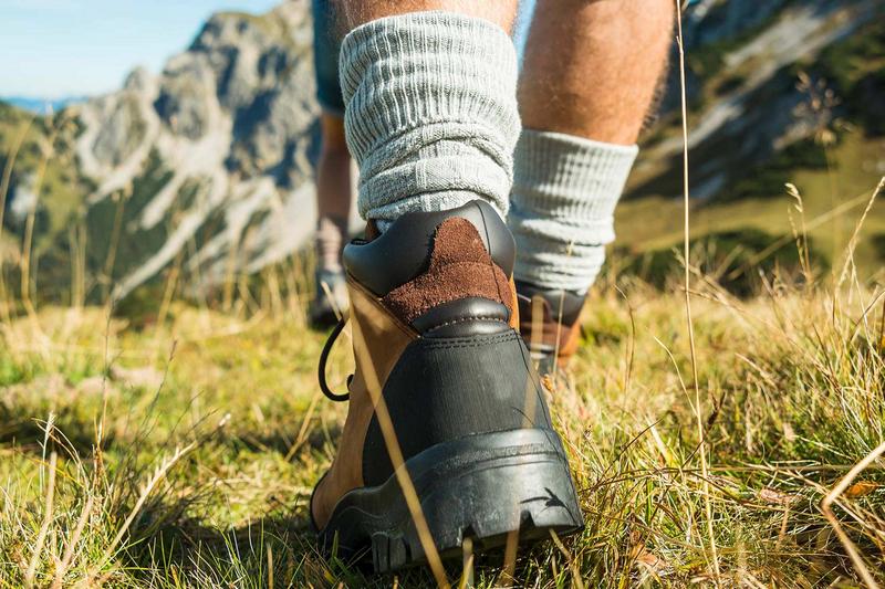 Nahaufnahme von Wanderschuhen