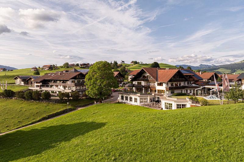 Drohnenaufnahme des Hotel Berwanger im Sommer