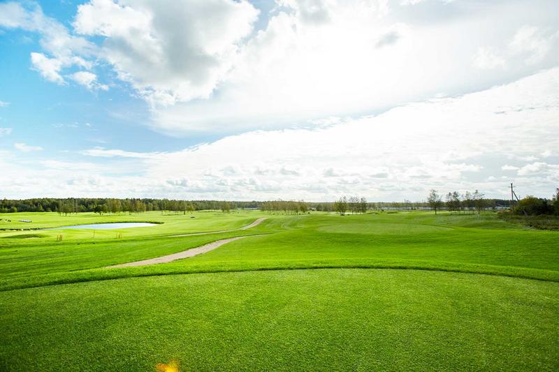 Golfplatz im Sonnenschein