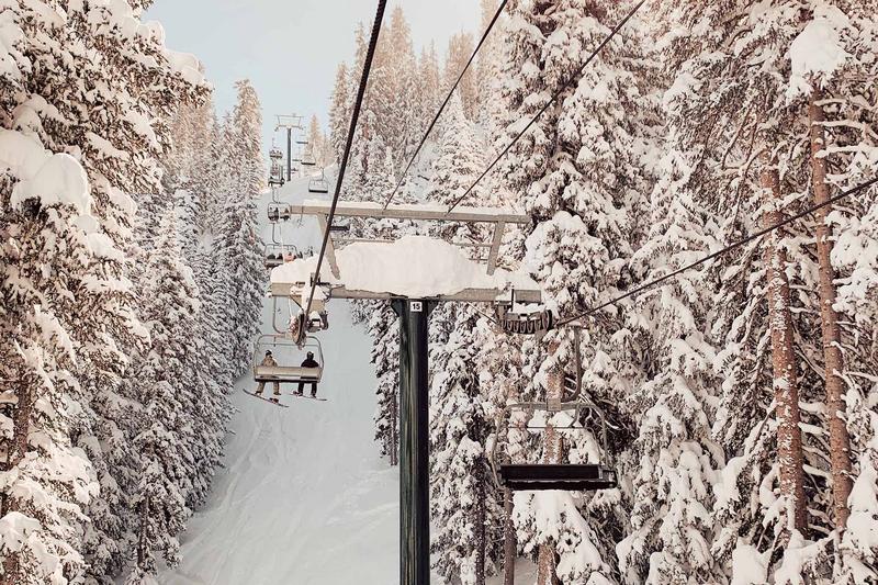 Aufnahme eines Skilifts mit Skifahrern