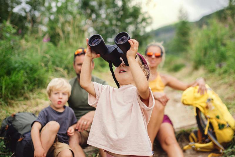 eine Familie beim wandern in den Bergen