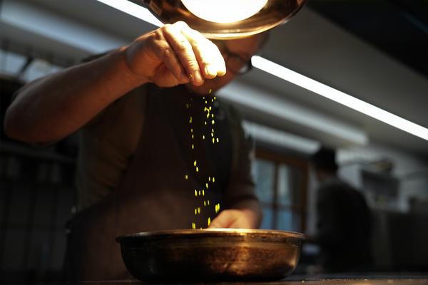 Aufnahme des Küchenchefs bei der Arbeit in der Küche des Berwangerhofs