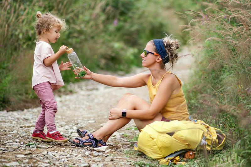 Eine Familie beim wandern
