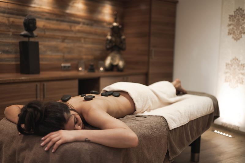 Massage und Anwendung im Alpenspa des Berwangerhofs