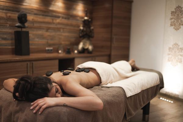 Massage und Anwendung im Alpenspa des Berwangerhofs