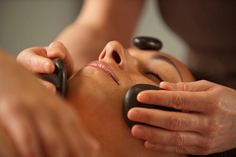 Massage und Anwendung im Alpenspa des Berwangerhofs