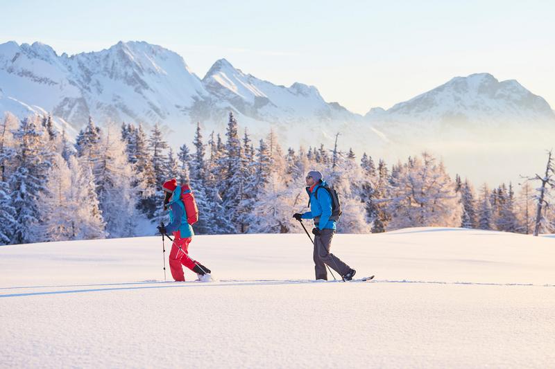 zwei Schneeschuhwanderer in der Sonne