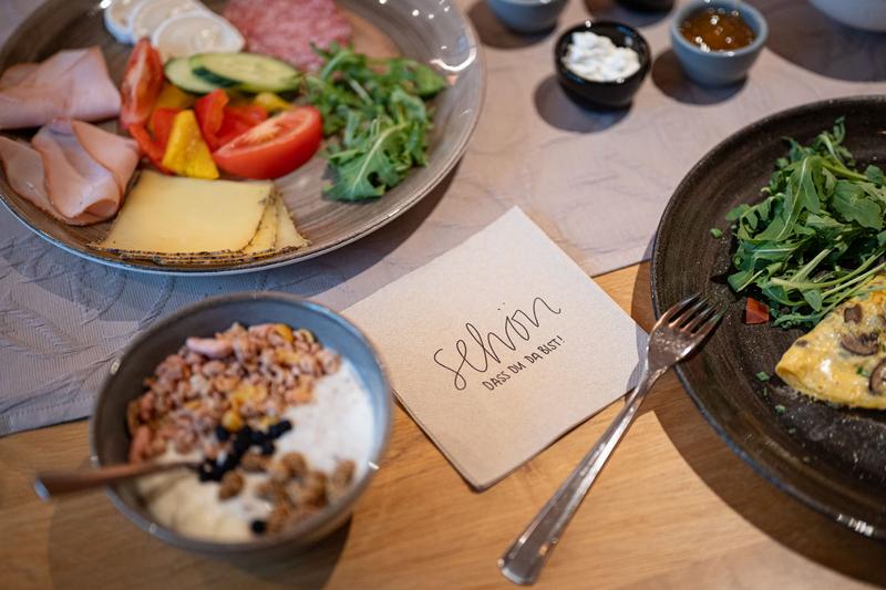 Detailaufnahme eines gedeckten Frühstückstisches im Hotel Berwangerhof