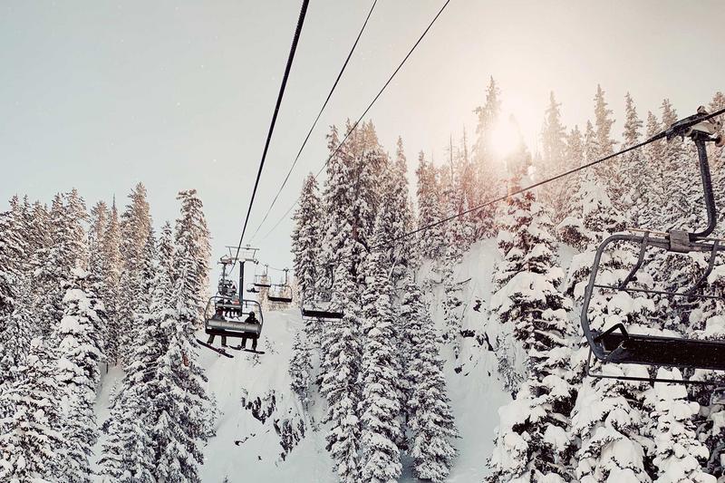 Aufnahme eines Skilifts mit Skifahrern