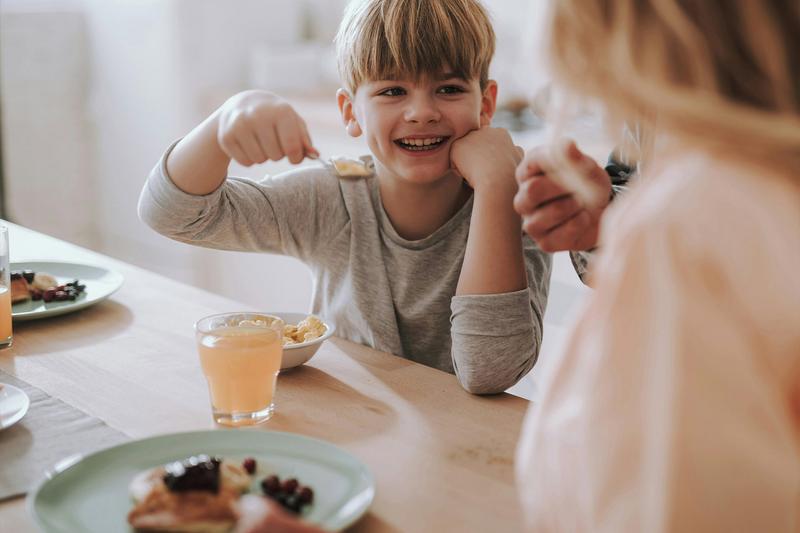 Eine Familie beim Frühstück