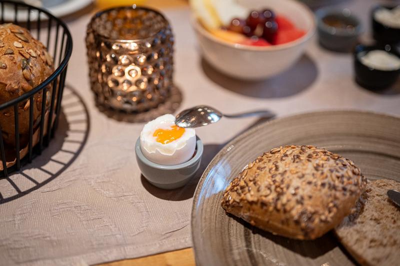 Detailaufnahme eines gedeckten Frühstückstisches im Hotel Berwangerhof