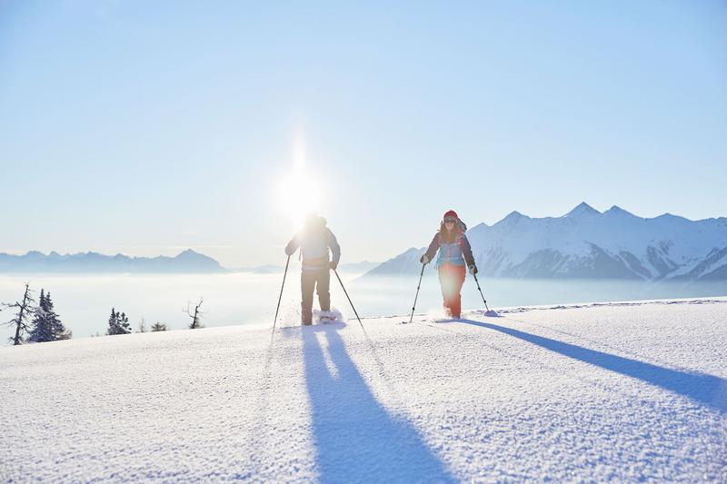 Zwei Schneeschuhwanderer in den sonnigen Bergen