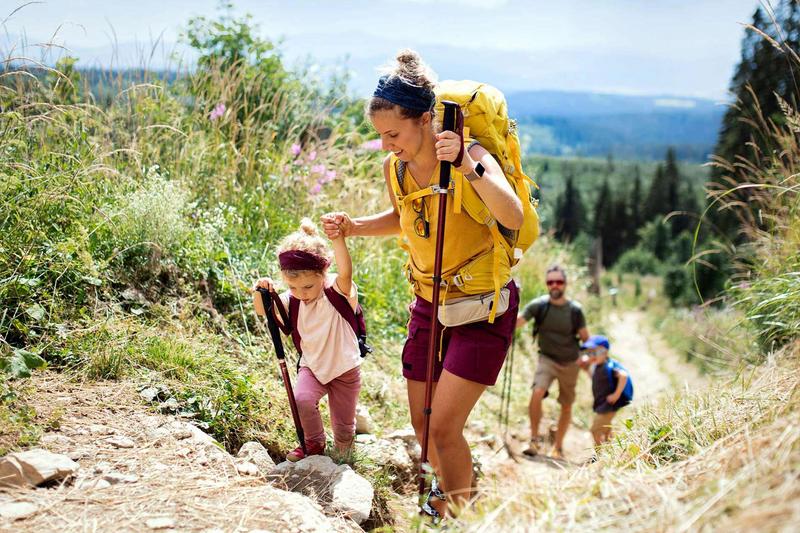 Eine Familie beim Wandern in den Bergen
