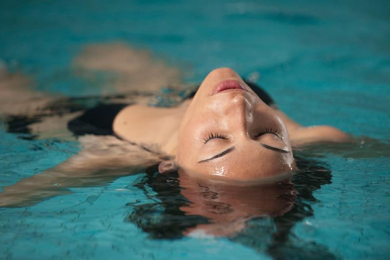 Eine Frau Poolbereich im Spa des Hotel Berwangerhof