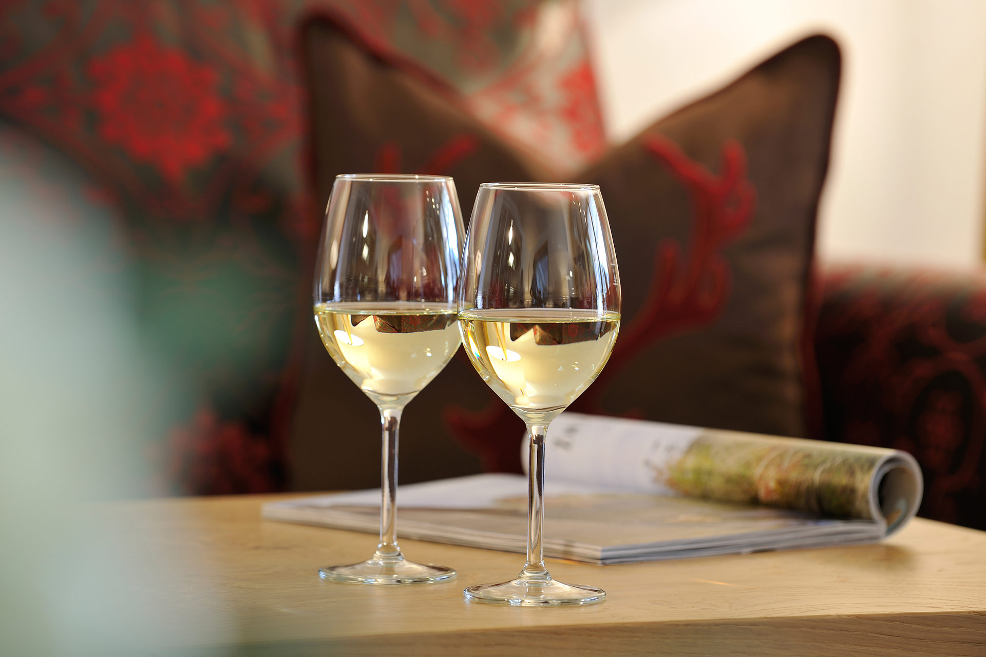 Zwei Weingläser auf Beistelltisch