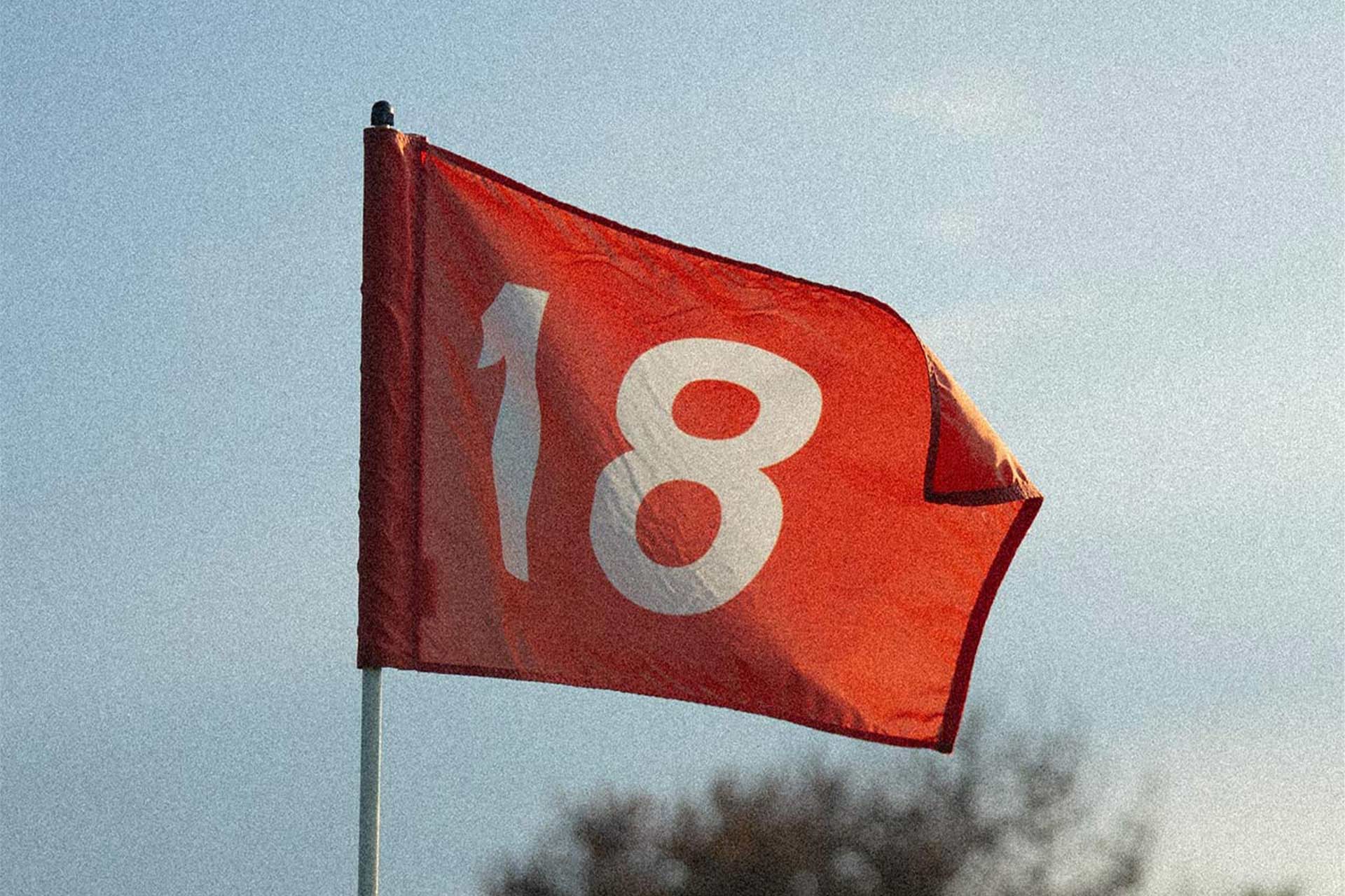 Detailaufnahme einer Golf fahne