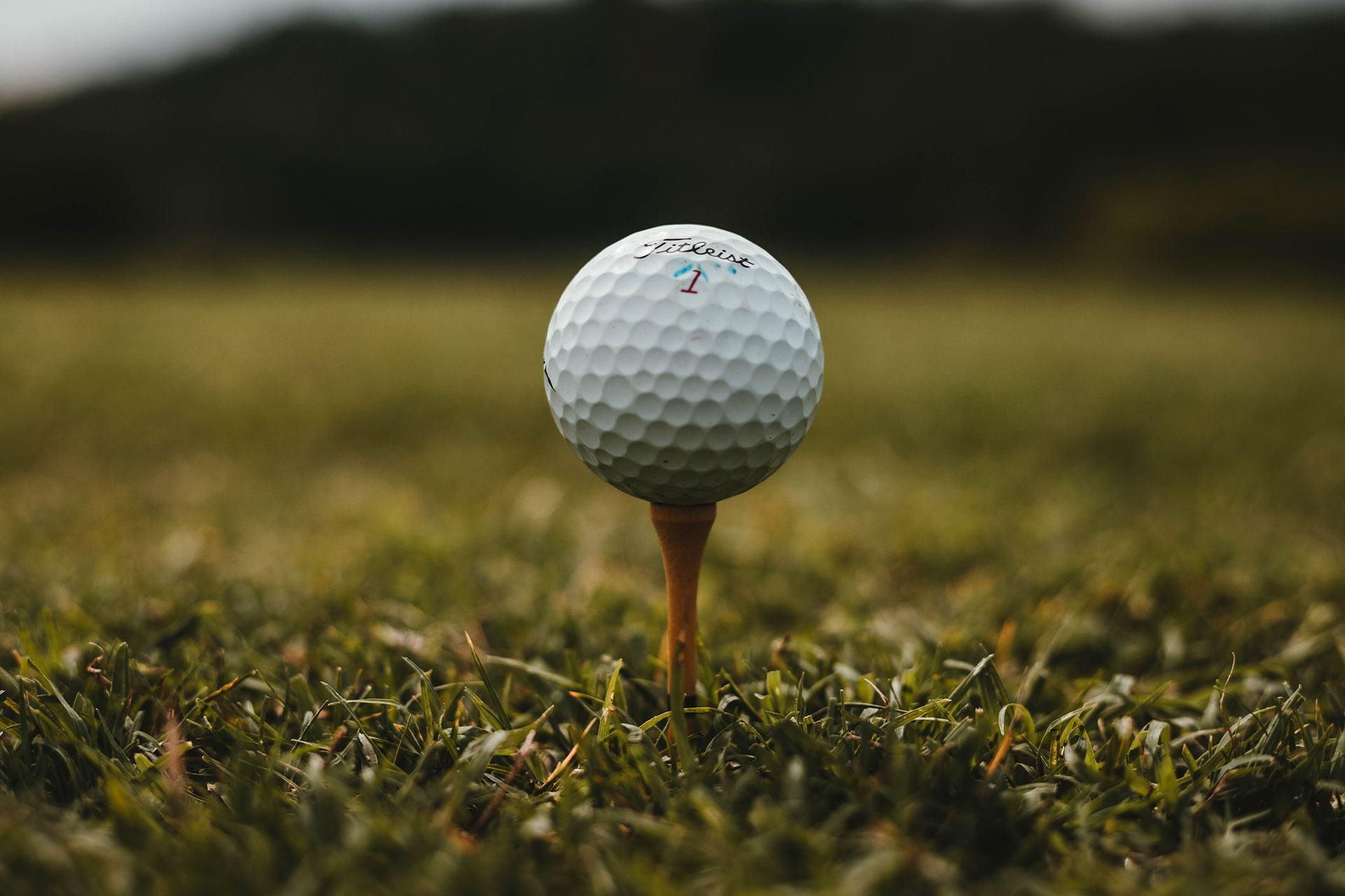 Nahaufnahme eines Golfballs