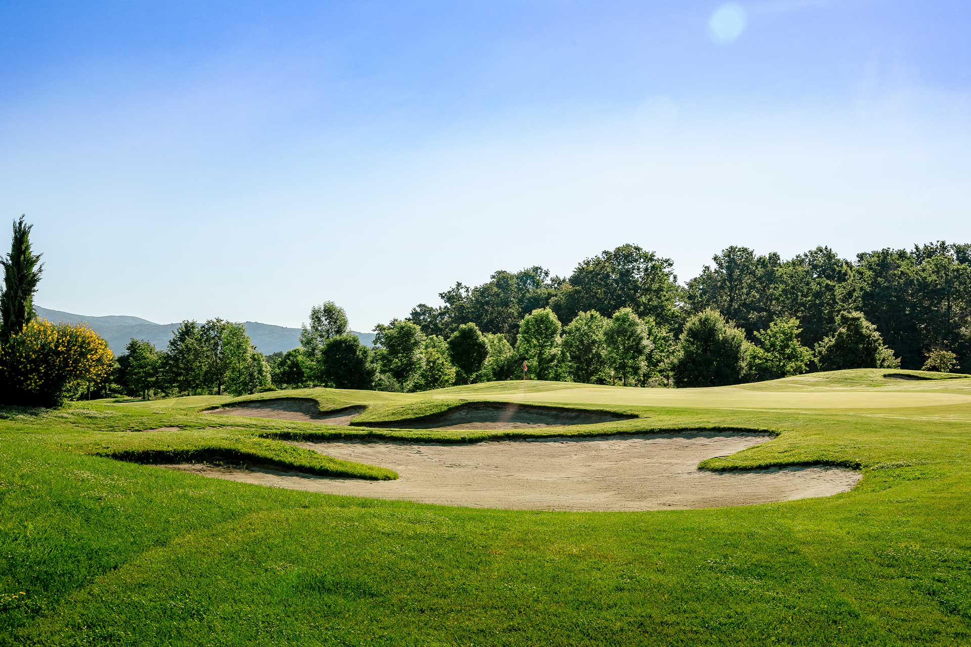 Aufnahme eines Golfplatzes im Sonnenschein