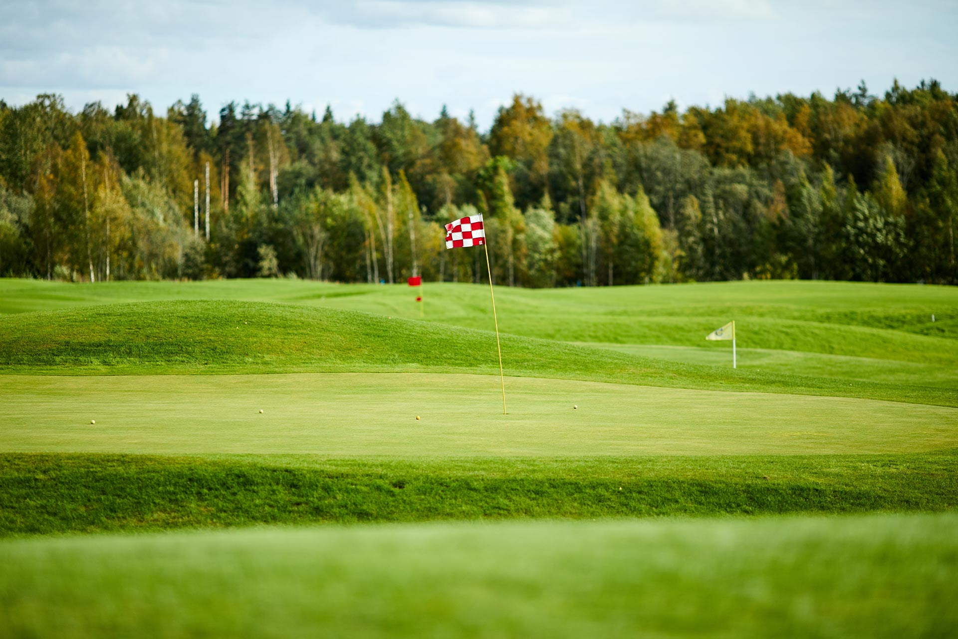 Aufnahme eines Golfplatzes im Sonnenschein