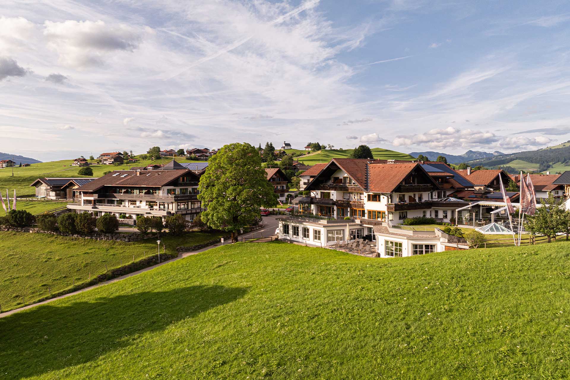 Drohnenaufnahme des Hotel Berwanger im Sommer