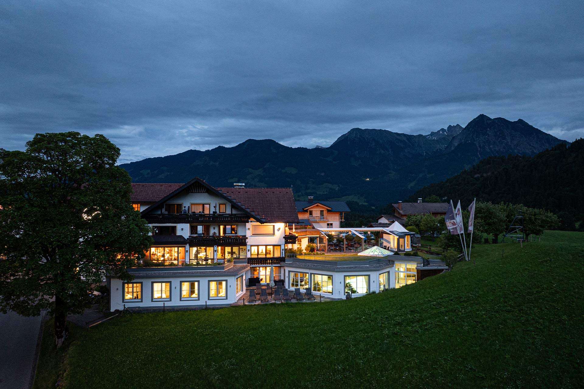 Abendliche drohnenaufnahme des Hotel Berwanger im Sommer