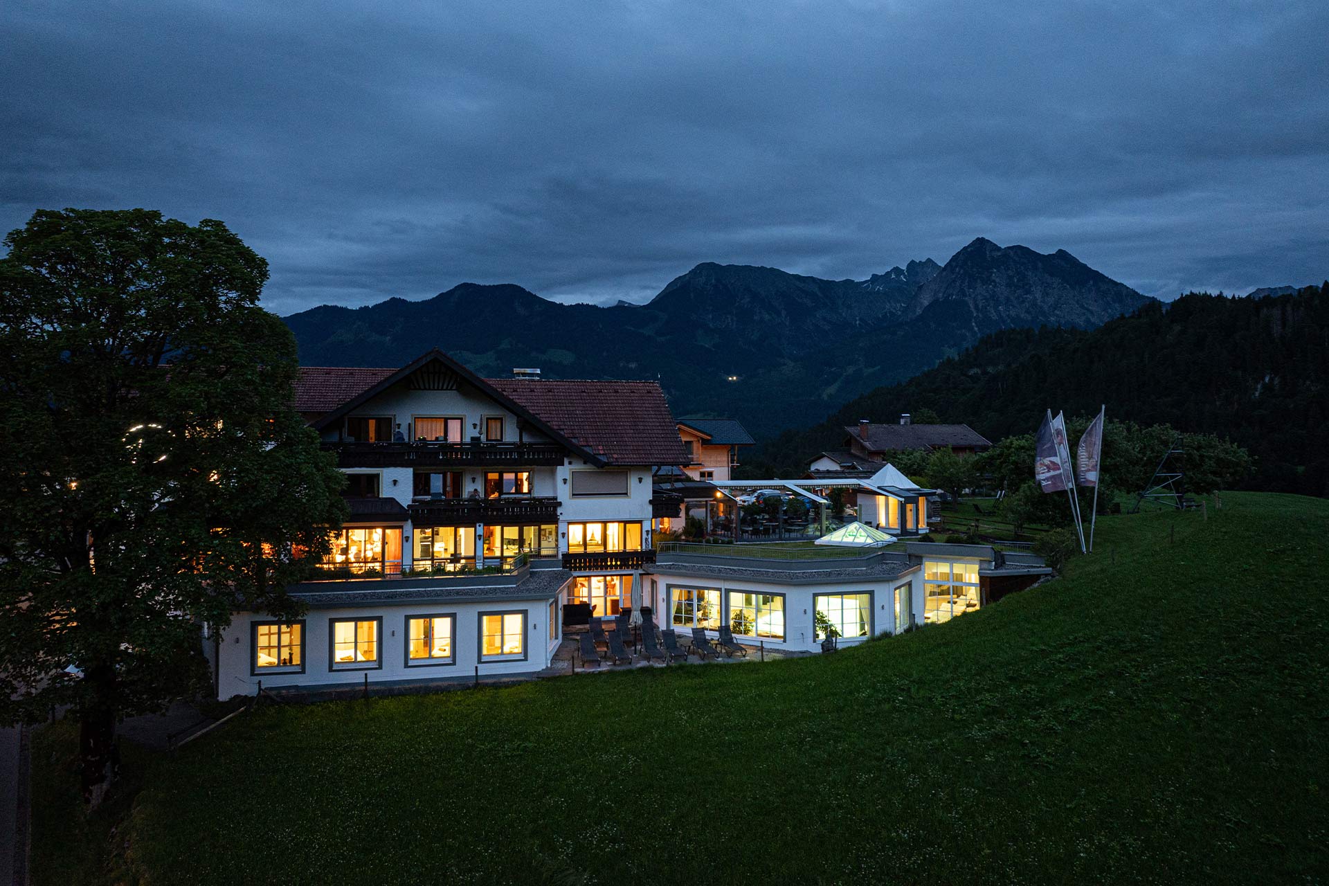 Abendliche drohnenaufnahme des Hotel Berwanger im Sommer