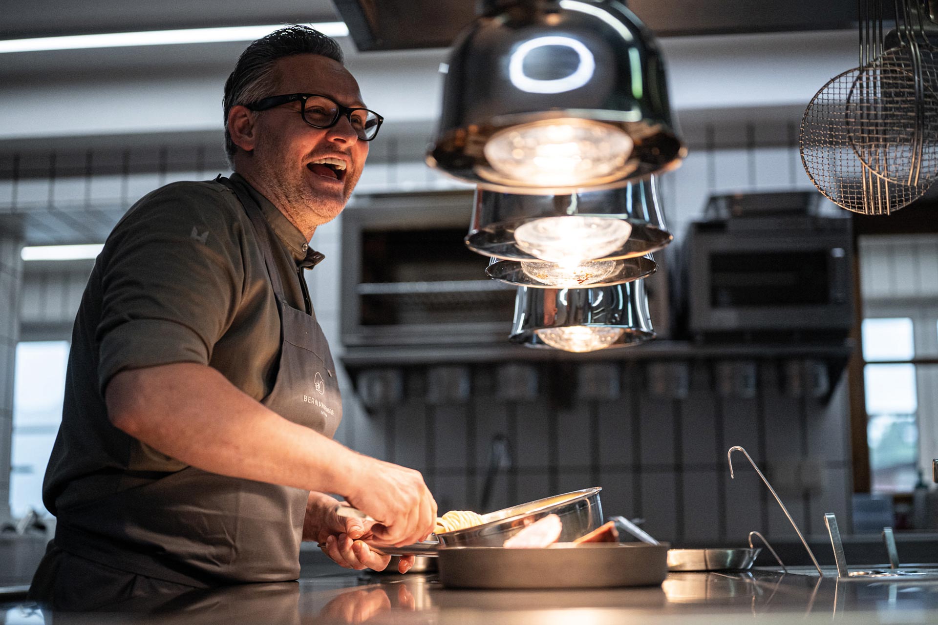 Aufnahme des Küchenchefs bei der Arbeit in der Küche des Berwangerhofs