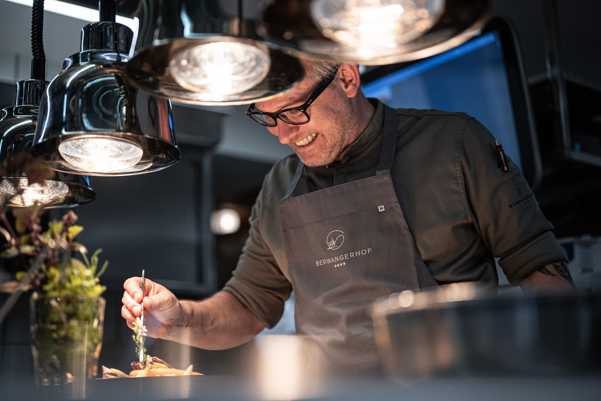 Aufnahme des Küchenchefs bei der Arbeit in der Küche des Berwangerhofs
