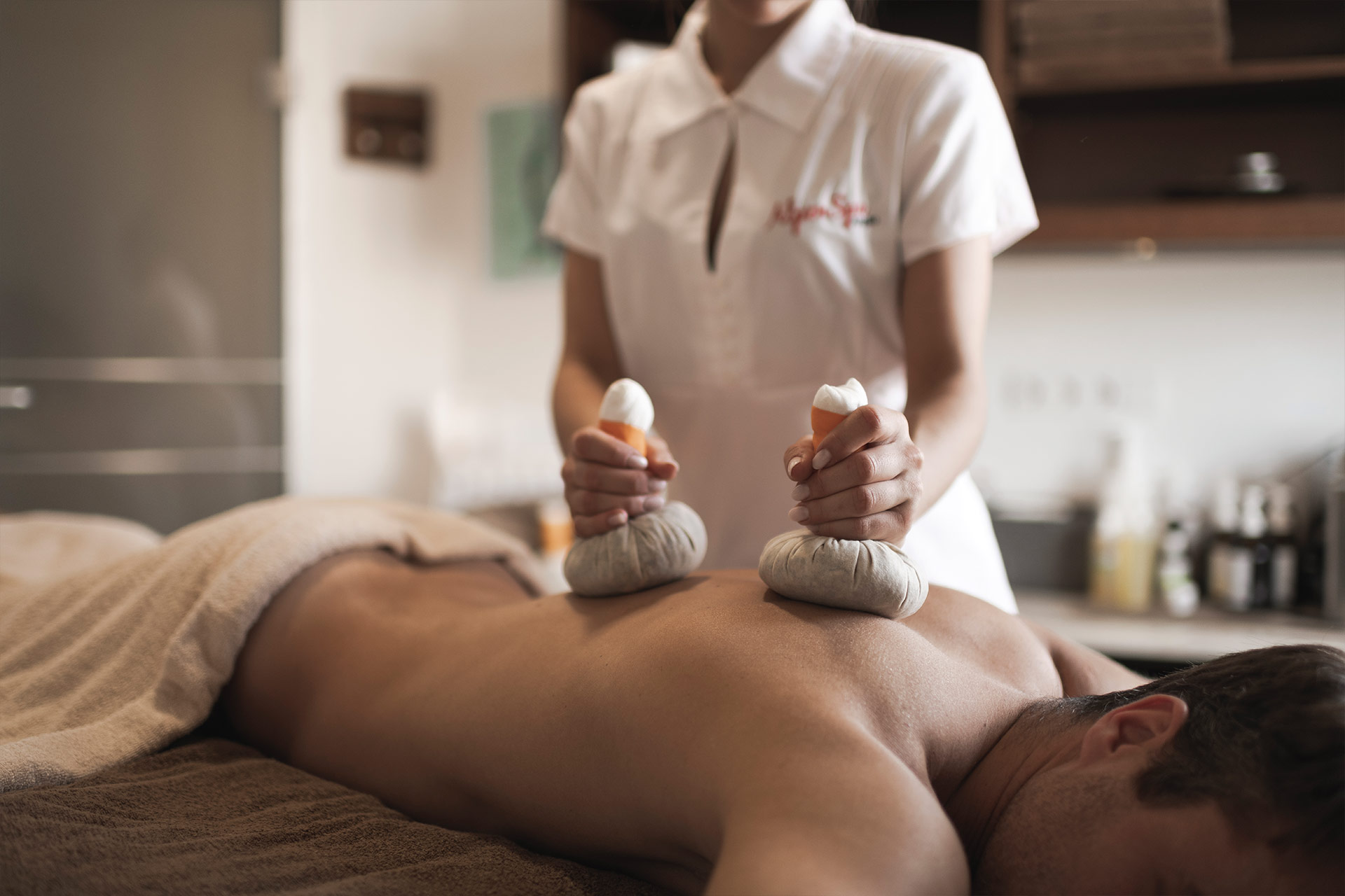 Massage und Anwendung im Alpenspa des Berwangerhofs