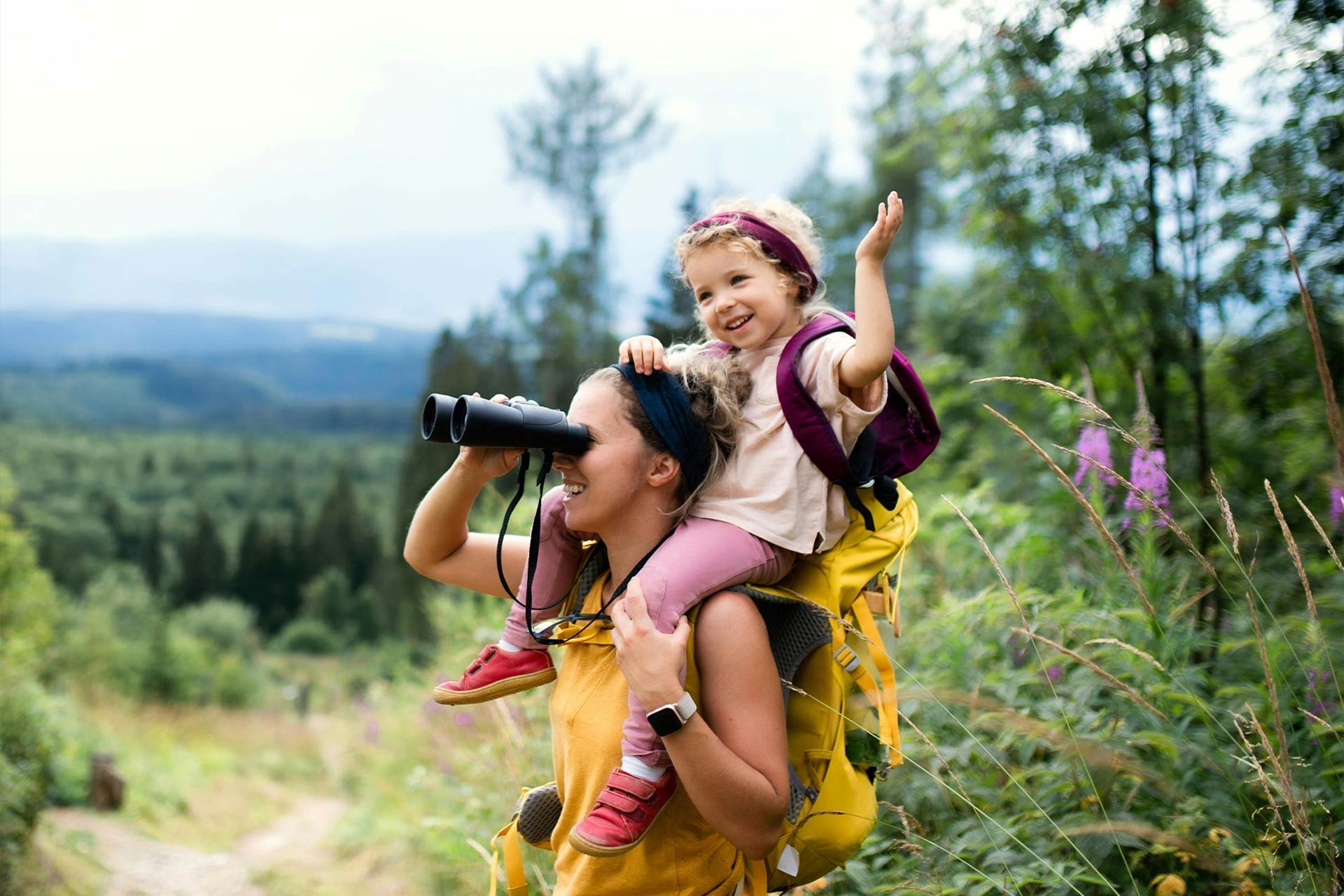 Eine Familie beim Wandern in den Bergen