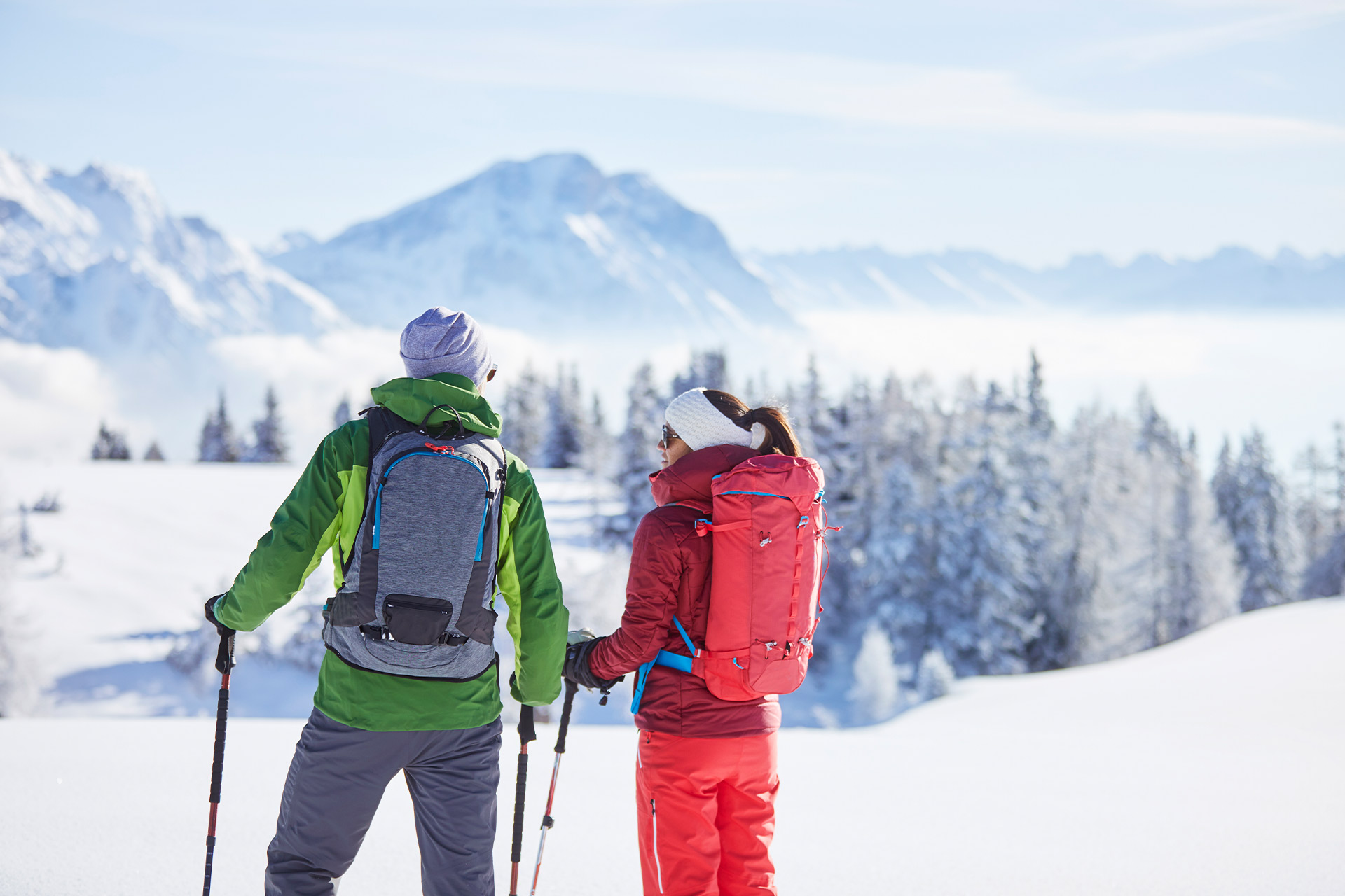 zwei Schneeschuhwanderer in der Sonne